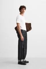 Camiseta slim fit de cuello redondo y manga corta, confeccionada en tejido de algodón con elasticidad.