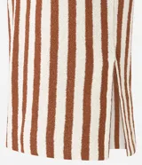 Blusa sin mangas de punto con cuello redondo y rayas verticales en tonos marrón y blanco.