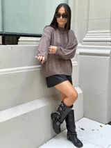 Sweater tejido negro con cuello redondo y diseño de ochos.