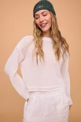 Gorro tipo casquete tejido a crochet color marrón.