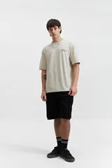 Remera de manga corta color verde grisáceo, corte oversize con cuello redondo y estampado con la frase 'STRAL STYLE ONL' en la espalda.