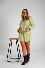 Conjunto de short y camisa color blanco.