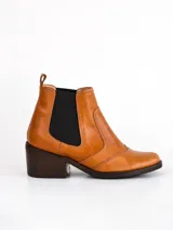 Bota corta negra de cuero con elástico lateral, punta fina y taco cuadrado.