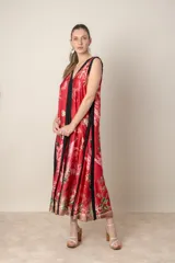 Vestido largo rojo con estampado floral, escote en V y vivos negros.