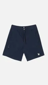 Bermuda de hombre color azul marino con cintura elástica ajustable con cordón, bolsillos laterales y bolsillo trasero con cierre.