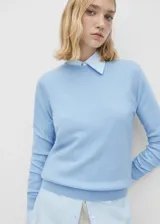 Sweater lila de cashmere con cuello redondo y mangas largas.