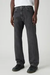 Pantalón de jean negro de corte recto y tiro medio.