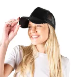 Gorra de béisbol negra con lentejuelas y malla en la parte trasera.