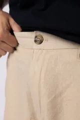 Bermudas color beige de lino, con cintura elástica y bolsillos laterales.