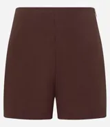 Short corto color marrón confeccionado en bengalina, con cintura recta y cierre lateral con cierre track.