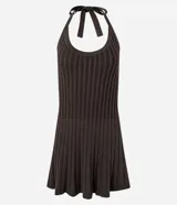 Vestido sin mangas de corte evasé, color verde oliva, con escote redondo y detalle de lazo en el cuello. El tejido presenta un efecto tricot texturizado acanalado.