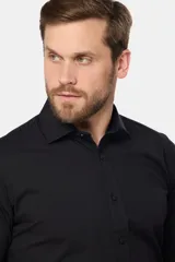 Camisa de vestir negra de corte clásico con mangas largas.