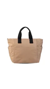 Cartera tipo tote color beige con diseño capitoneado, doble asa corta negra y correa larga ajustable. Tiene bolsillos laterales y un bolsillo frontal amplio.