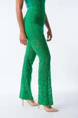 Pantalón palazzo verde de encaje con cintura elástica.