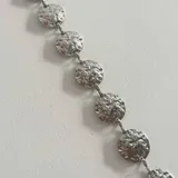Cadena de cuerpo plateada con eslabones circulares martillados.