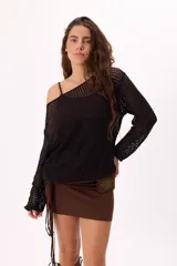 Set compuesto por un minivestido marrón con cinturón y un sweater tejido tipo red color negro de mangas largas.