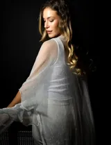 Kimono gris de gasa plisada con detalles de lurex.