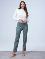 Pantalón en gabardina elastizada de la marca Ruby Rd, con bolsillos simulados en la parte delantera y bolsillos aplicados en la parte trasera.