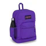 Mochila JanSport color violeta, con un compartimento principal, bolsillo frontal con cierre, bolsillo lateral para botella de agua y sobre interno acolchado para laptop de 15 pulgadas.