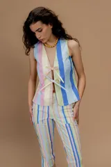 Chaleco tipo sastre con estampado a rayas verticales en tonos pastel, con lazos de ajuste en el frente.