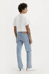 Pantalón de jean celeste de corte recto, tiro alto y botón en la bragueta.