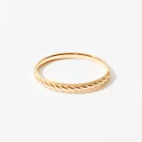Brazalete de acero enchapado con diseño trenzado, elegante y sofisticado.