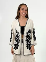 Kimono color crema de lino italiano con bordados florales negros en mangas y frente.
