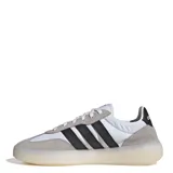 Championes Adidas Barreda Decode, color blanco con detalles en negro y gris. Zapatillas de estilo urbano con suela gruesa y las tres tiras características de la marca en los laterales.