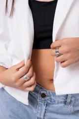 Blazer negro de corte estructurado, con solapas de muesca, manga larga con puños doblados y bolsillos frontales.