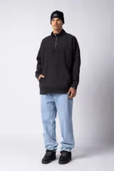 Buzo negro de frisa 100% algodón con medio cierre y bordado al tono. Tiene un lavado snow que le da un look gastado.