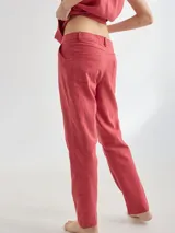 Pantalón cigarette de lino color ladrillo, de tiro alto y corte recto.