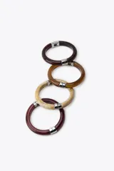 Pack de cuatro pulseras rígidas de resina en tonos marrón, beige y borgoña, con cierre magnético plateado.