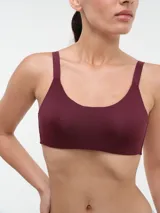 Soutien color beige con breteles regulables.