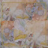 Pañuelo de seda cuadrado con estampado abstracto en tonos lila, violeta y dorado.