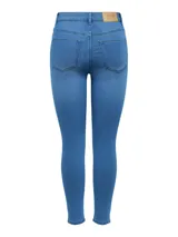 Pantalón de jean chupín celeste de tiro alto, con bolsillos delanteros y traseros.