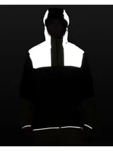 Campera deportiva impermeable Under Armour Halo Run Jacket, color gris con detalles en amarillo y azul marino. Cuenta con capucha, cierre frontal y bolsillos laterales con cierre.