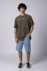 Bermuda de jean gris oscuro, corte recto y largo hasta la rodilla.