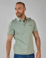 Remera polo lisa color crema, confeccionada en 72% algodón y 28% poliéster, con cuello clásico y tapeta de dos botones.