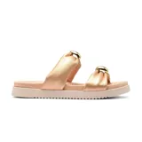 Sandalias bajas color dorado con dos tiras acolchadas y detalle de hebilla dorada.