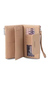 Billetera larga color camel, con textura símil cuero, cierre de broche en solapa frontal y correa de mano desmontable.