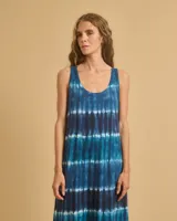 Vestido largo y amplio sin mangas, con cuello redondo y tirantes anchos, con estampado tie-dye en tonos azules.