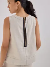 Musculosa negra de lino con pespuntes a contratono y cierre metálico a la vista en la espalda.
