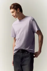 Remera lila de algodón de corte estándar con cuello redondo ribeteado y bajo recto.
