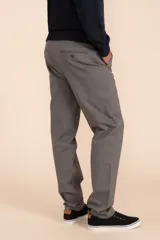 Pantalón chino gris de corte recto.