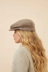 Boina marrón de lana fina uruguaya 100% natural sin teñir, con visera.