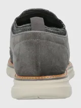 Zapato acordonado gris con capellada de tejido tramado y apliques de gamuza.