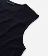 Musculosa de hombre color blanco hueso, con textura de punto, corte regular y escote redondo (canoa).