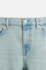 Pantalón de jean azul oscuro, corte slim fit, tiro medio, cinco bolsillos, tejido elástico y efecto lavado.