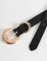 Cinturón de cuerina color negro con hebilla dorada en forma de medialuna.