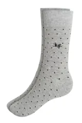 Medias grises con pequeños rectángulos negros y logo de la marca en el tobillo.
